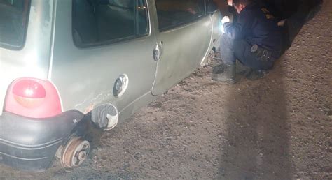 Tres jóvenes fueron demorados por robar las ruedas de un auto en Trelew