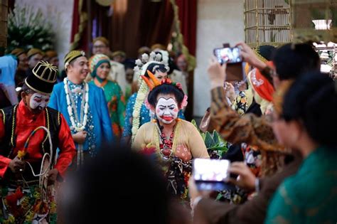 Pada Pernikahan Dengan Adat Jawa Rombongan Pasangan Pengantin Akan