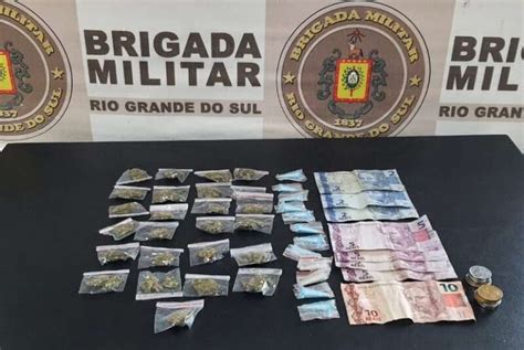 Policiais Det M Suspeito Significativa Quantidade De Drogas Na Restinga