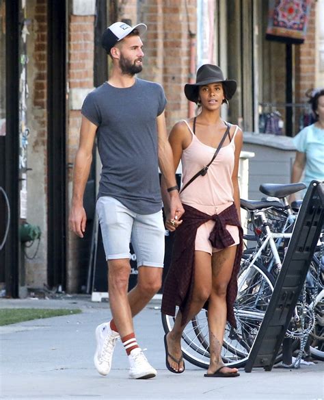 Photo Semi Exclusif Benoît Paire et sa compagne Shy m se promènent