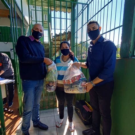 Prefeitura Entrega Kits Alimenta O Para Fam Lias De Alunos Da Rede