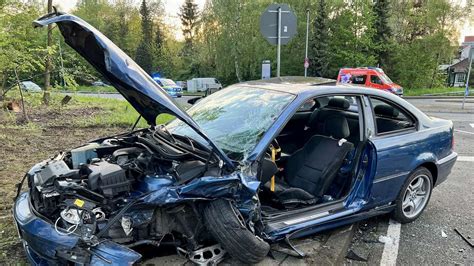 Schwerer Unfall In Nrw Drei Autos Prallen Auf Kreuzung Zusammen