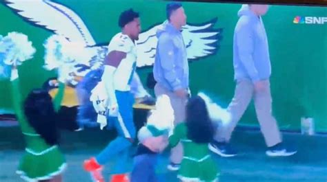 Miami Dolphins star Jaylen Waddle 'yells in pain' after being looked at ...