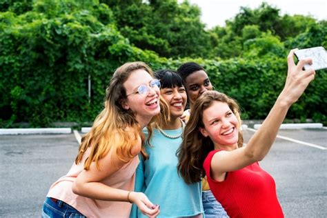 Grupo De Diversas Mulheres Tomando Selfie Juntos Foto Premium