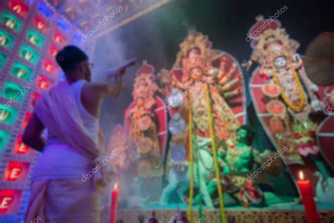 Imagen Borrosa Del Sacerdote Bengalí Hindú Adorando A La Diosa Durga