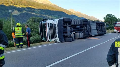 Schlanders Lkw Kippt Um Schwierige Bergung Verkehrsbehinderungen