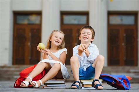 Crian As Felizes Voltando Para A Escola Foto Premium