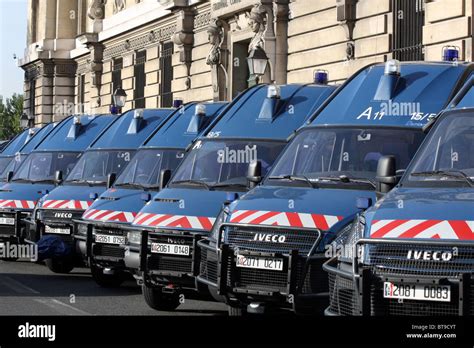 Police Vans Hi Res Stock Photography And Images Alamy