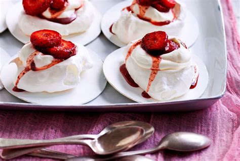 Mini Pavlovas Mit Mariniertem Beeren Mudra Rezept Lecker