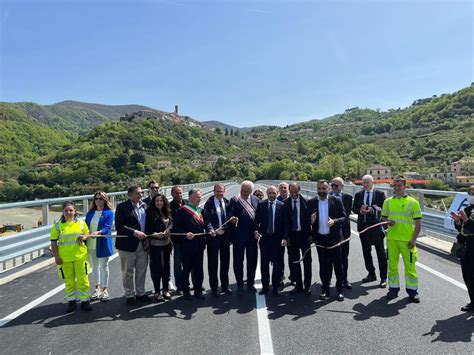 Albiano Magra il nuovo ponte è aperto rinascita dopo due anni nell incubo