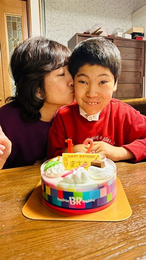 【写真・画像】 野田聖子氏、息子が12歳の誕生日を迎えキスショットを公開「卒業式に着るスーツをプレゼント」 1枚目 話題 Abema