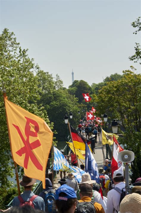 Chartres Wallfahrt 2023 Bischof Fellay Pilgert Mit Deutschen