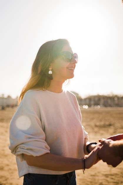 Retrato De Um Sorrindo Mulher Jovem Bonita Segurando M O De Dela