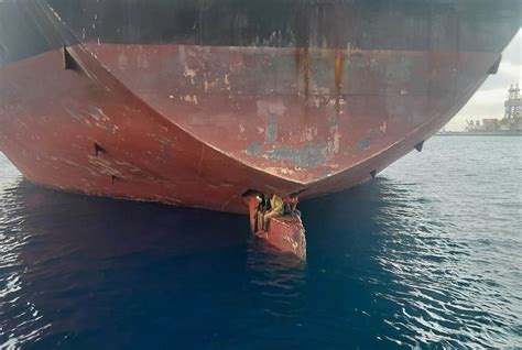 News and Report Daily 冷 廊 Stowaways found on ship s rudder on trip to