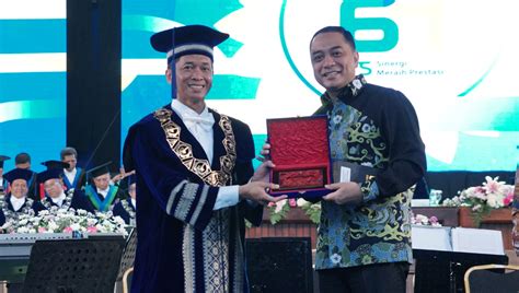 Rektor Its Prof Ir Bambang Pramujati St Msceng Phd Kiri Saat