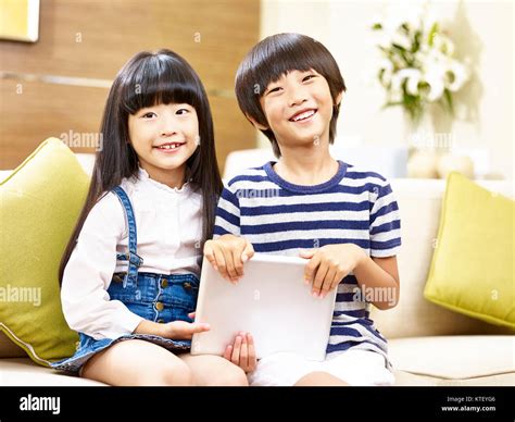 Tenir Deux Enfants Banque De Photographies Et Dimages Haute