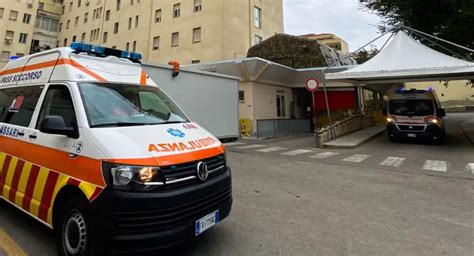 Sassari Bimbo travolto dalla caduta di un cancello è grave