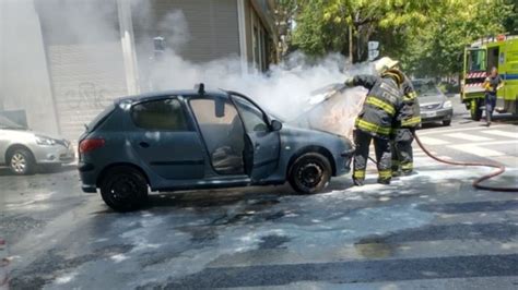 Voraz incendio de un auto y pánico en el centro de La Plata Infocielo