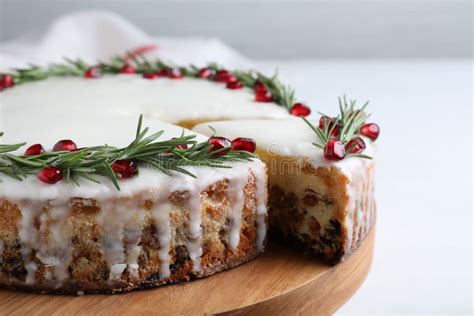 Pastel De Navidad Tradicional Decorado Con Semilla De Romero Y Granada