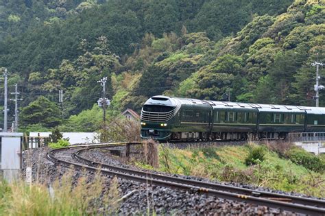 Yuki On Twitter 瑞風山陰下りコース東萩駅~須佐駅行き4枚目フロントガラスにピント合ってるがタラコは瑞風が入線する迄30分