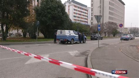 Padova Aggredisce Poliziotti Con Un Ascia Arrestato Tgcom Video