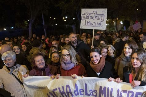 Cientos de feministas piden la dimisión de Irene Montero en una