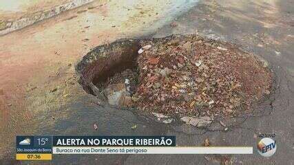 Carro De Motorista De Aplicativo Fica Preso Em Buraco De Rua Na Zona