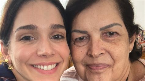 De volta ao Brasil Sabrina Petraglia mostra reencontro a mãe