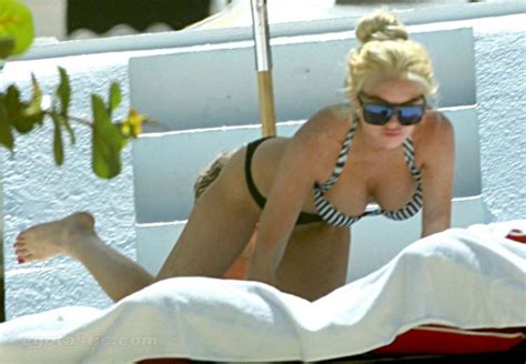 Lindsay Lohan Exponiendo Su Culo Sexy Y Sus Enormes Tetas En Bikini En La Piscina Fotos Porno