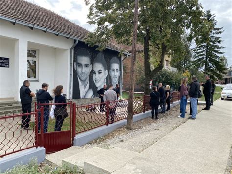 Roditelji ubijenih đaka OŠ Vladislav Ribnikar posetili porodice