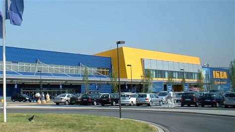 Tentano Di Rubare Due Auto Nel Parcheggio Dell Ikea