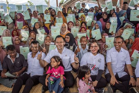 Penyerahan Sertifikat Kepada Penghuni Huntap Di Palu Antara Foto