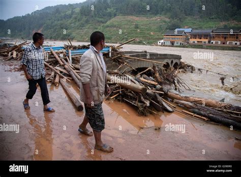 Rongjiang Chinas Provinz Guizhou Juni Bewohner Fu Vorbei