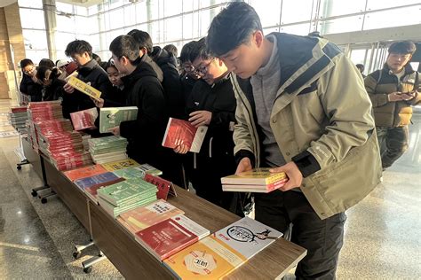 图书馆举办“逐梦青春 考研启程”2025考研赠书活动 河南工业大学笃行网