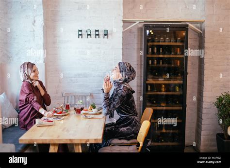 Frauen Beim Treffen Stockfotos Und Bilder Kaufen Alamy