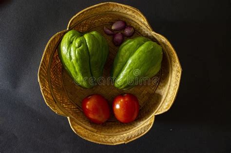 Tomates Tropicales Con Jipang O Labu Siam O Chayote Y Cebolla Se Sirven