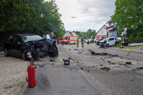 Trümmerfeld nach Frontal Unfall in Lenningen Beide Fahrer schwerst