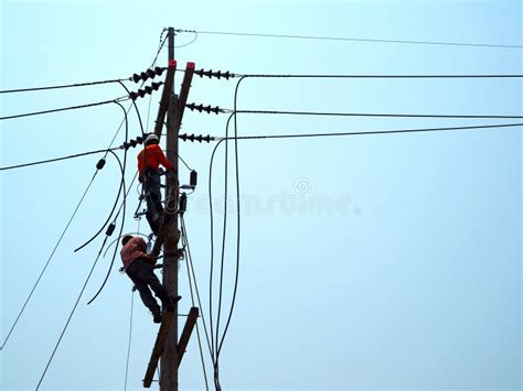 Eletricista Trabalhando Em Altura E Perigoso Foto De Stock Imagem De