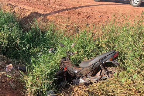 Colisão Entre Carro E Moto Deixa Duas Pessoas Feridas No Bairro