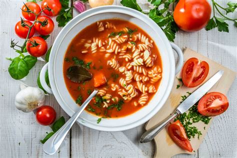 Schnelle Tomatensuppe Mit Nudeln Zwiebeln Und Karotten