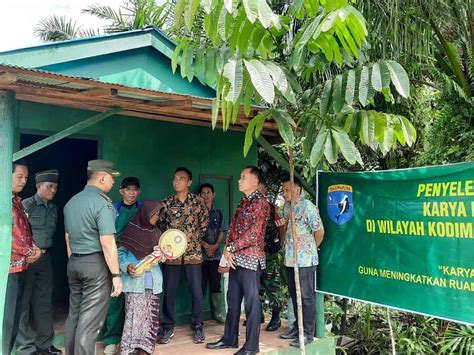 Dandim 1015 Sampit Serahkan Kunci Rumah Hasil Karya Bhakti TNI TA 2023