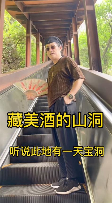 60歲愛國歌手黃安現身！三伏天仍賣力商演，四名保鏢開道人氣火爆 每日頭條