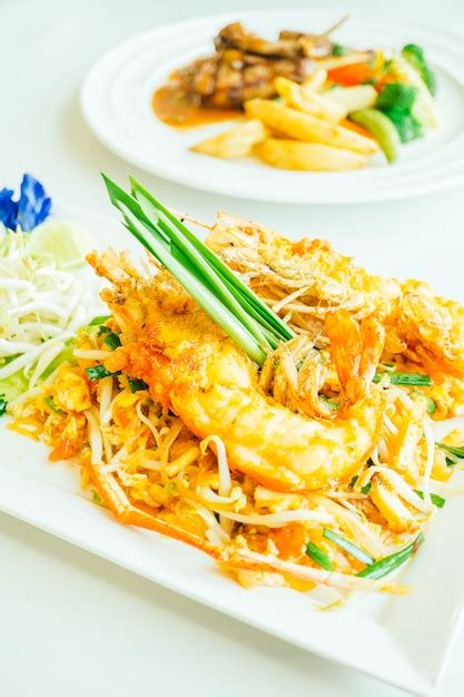 Free Photo | Pad thai noodles