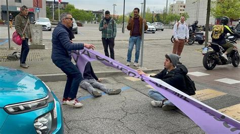 Padova Attivisti Del Clima Bloccano La Strada Gli Automobilisti