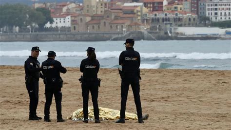 Encuentran Cad Ver Flotando En La Playa De San Lorenzo En Gij N Y La