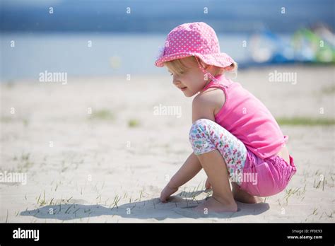 Jeune Fille Jouant Dans Le Sable Banque De Photographies Et Dimages