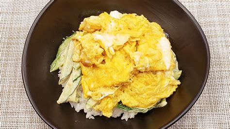 『毎月8日はごはんの日・モリモリ食べよう丼もの』ふんわり卵で【みそマヨきゅうりとふんわり卵の丼】｜i Love キッチン｜ゴジてれ Chu