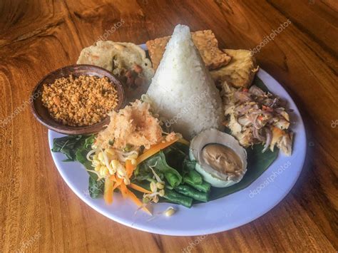 Java Comida Tradicional Nasi Tumpeng O Indonesia Nasi Campur O Arroz