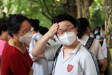 记者直击上海高考首日：七旬奶奶穿红旗袍送考，老师举向日葵寓意“夺魁”卢先生考点考试