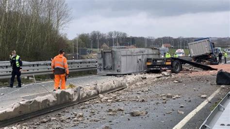 Unfall auf der A33 bei Hilter Lastwagenanhänger mit